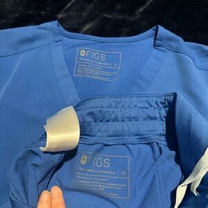 Women’s royal blue figs set S top and XS Zamora joggers.